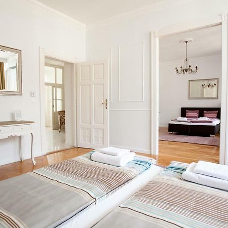 Chic & Charm Apartment Budapest Luaran gambar