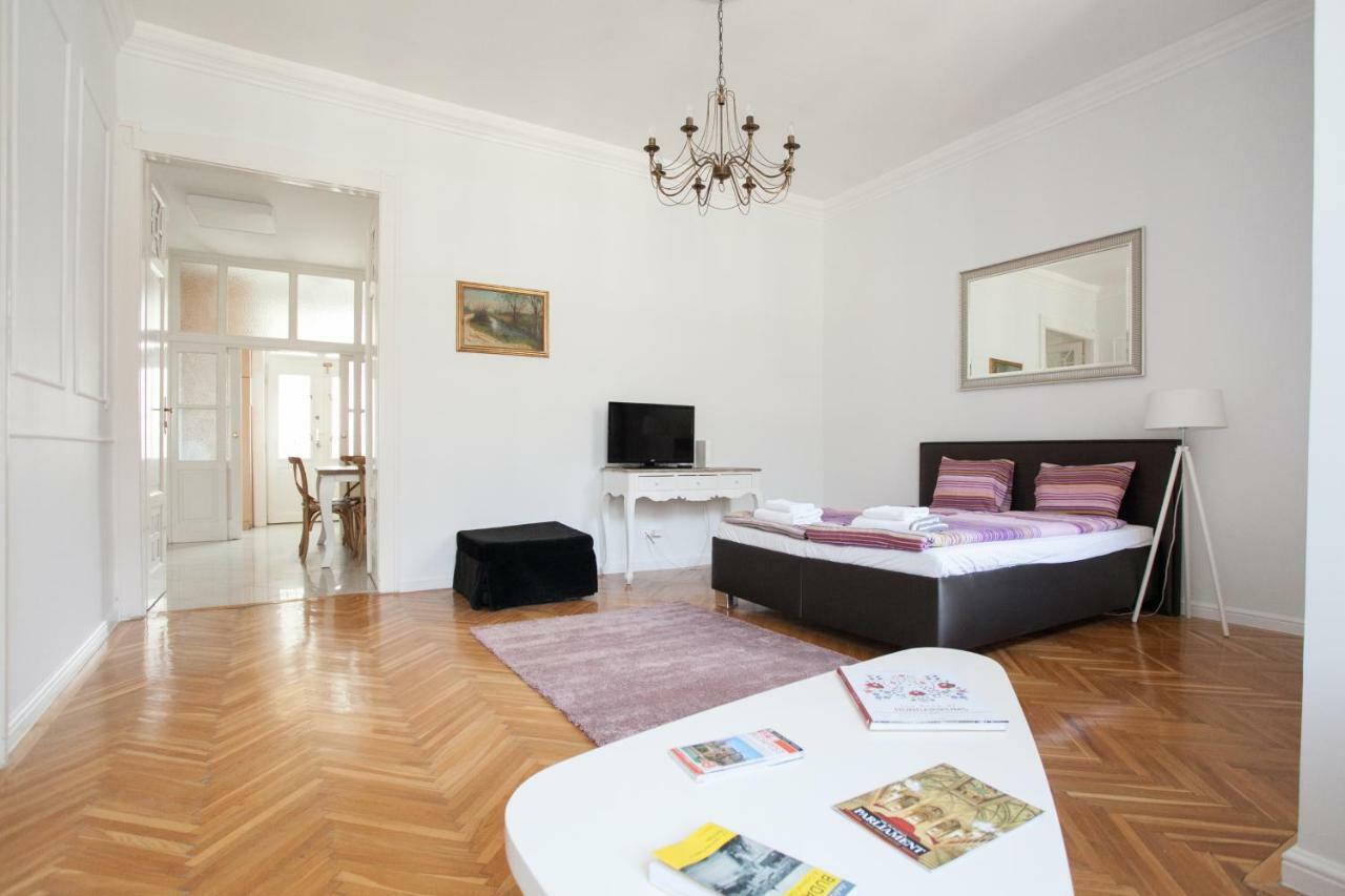 Chic & Charm Apartment Budapest Luaran gambar